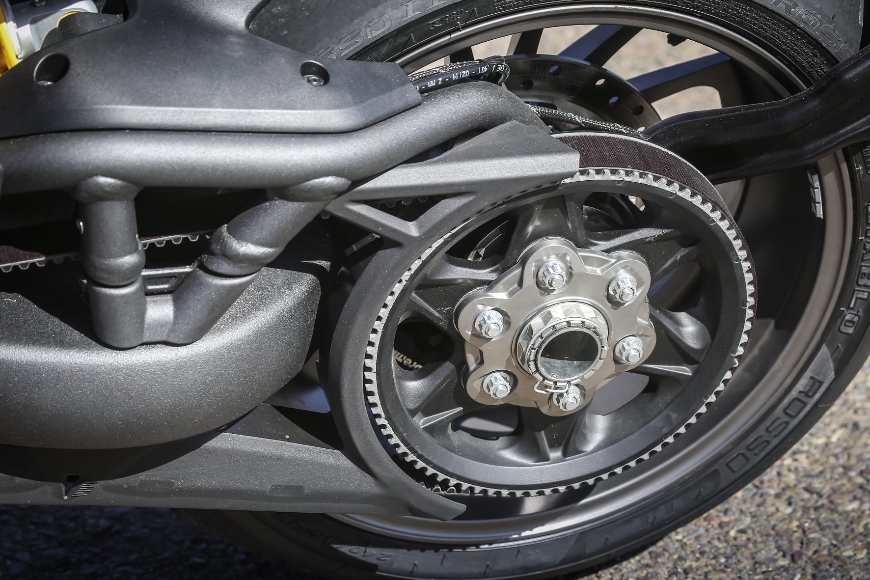 Riemen statt Kette: Bei der Ducati XDiavel gelangt die Kraft des Zweizylinders über einen wartungsarmen Zahnriemen an das Hinterrad.