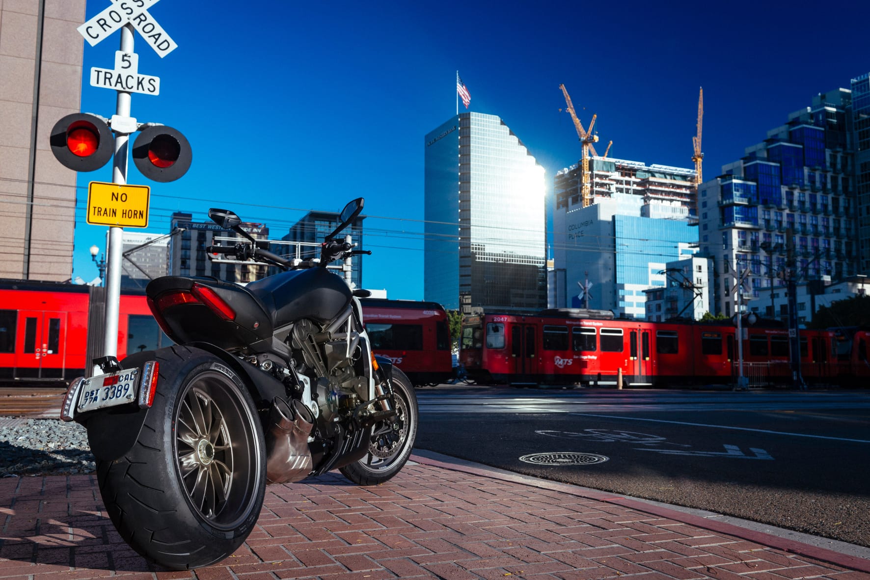 Diese Maschine ist mehr als ein Motorrad: Die Ducati XDiavel ist ein Statement, das Freunde der "bigger is better"-Mentalität voll unterschreiben werden.