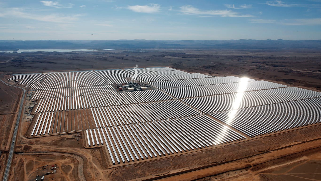 Die Solaranlage Noor in Marokko wandelt Sonnenenergie in Strom um.