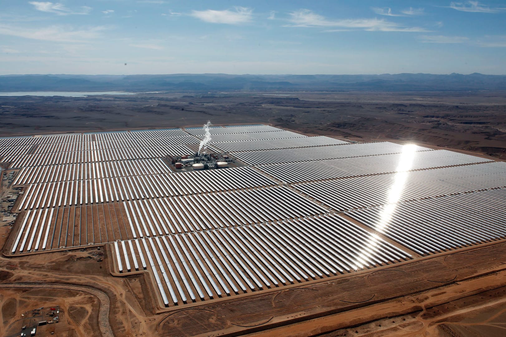 Die Solaranlage Noor in Marokko wandelt Sonnenenergie in Strom um.