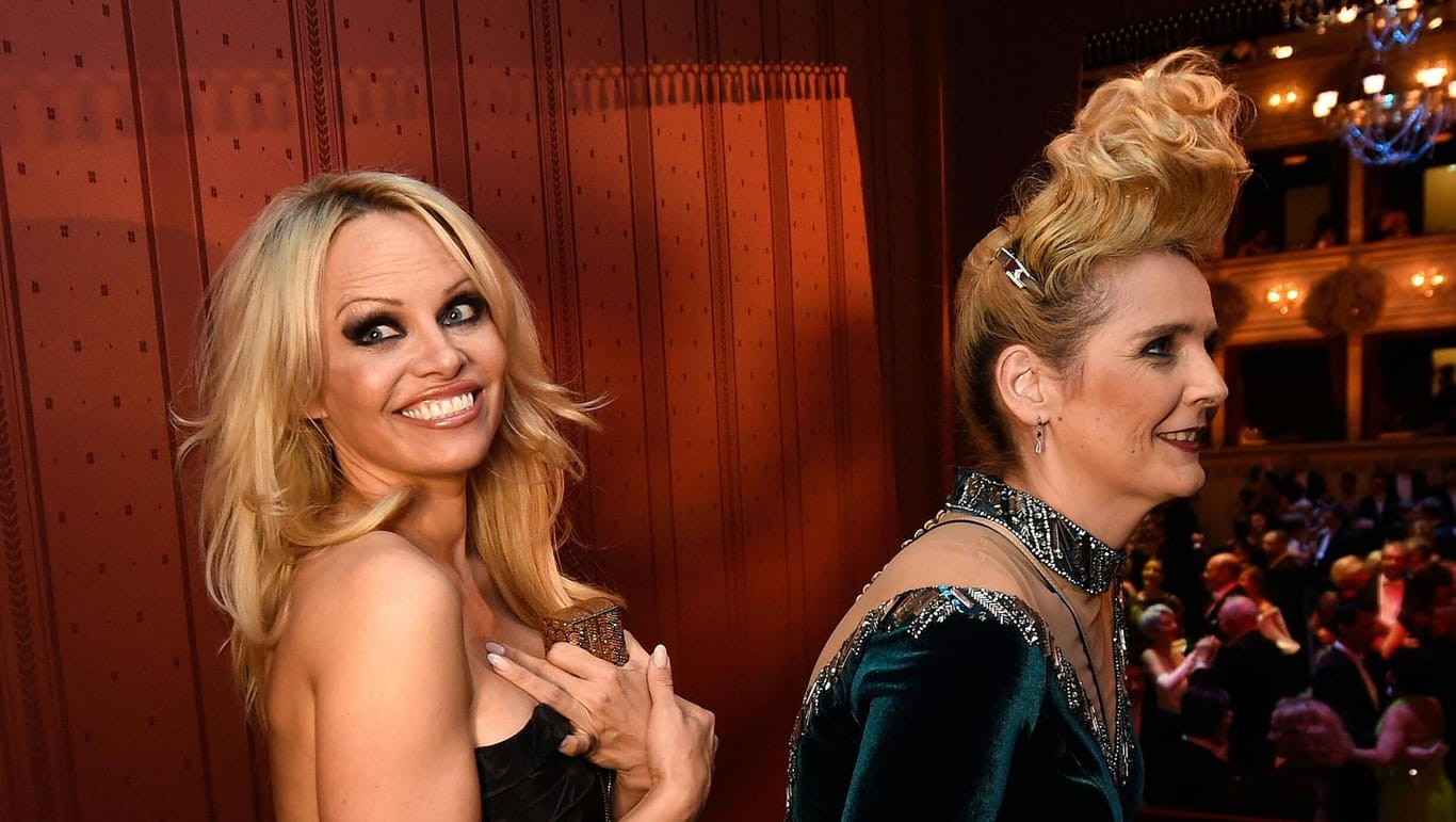 Pamela Anderson (l.) und Dschungelcamperin Helena Fürst auf dem Wiener Opernball 2016.