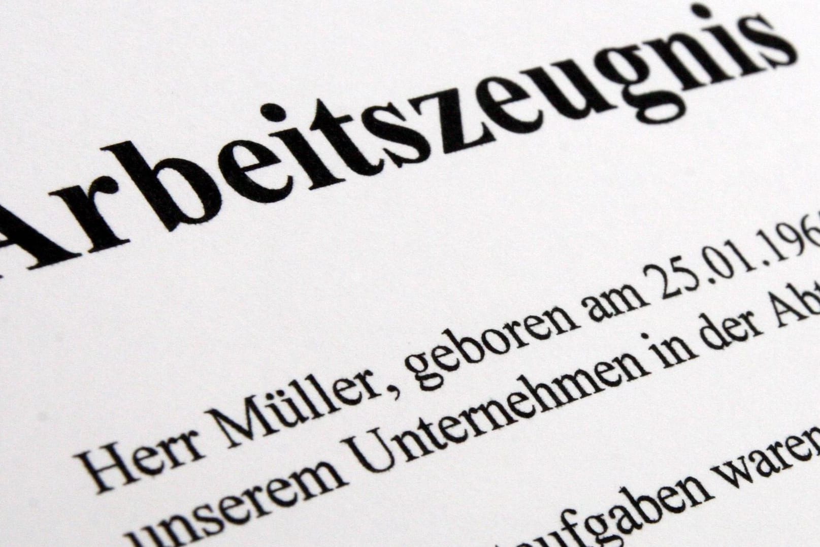 Zeugnis vom Arbeitgeber: Im Arbeitszeugnis kommt es genau auf die Formulierung an.