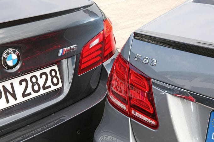 Preislich herrscht beinahe Gleichstand, 112.800 Euro kostet der BMW M5 mit Competition Paket mindestens, 119.060 Euro der Mercedes-AMG. Das sind etwa sechs Prozent Preisunterschied, darüber muss man in diesen Sphären nicht diskutieren.