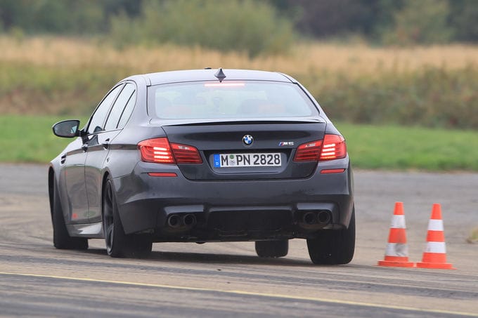 Die elektronischen Fahrhilfen des BMW wirken nicht so präsent wie im AMG, obgleich der M5 ebenfalls mit Bremsunterstützung einlenkt und ein sehr fein agierendes DSC mit Dynamik-Modus hat.
