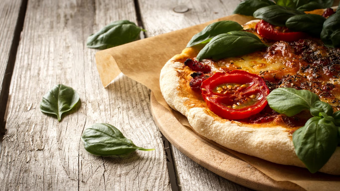 Die perfekte Pizza: knusprig dünner Boden und frische Zutaten.