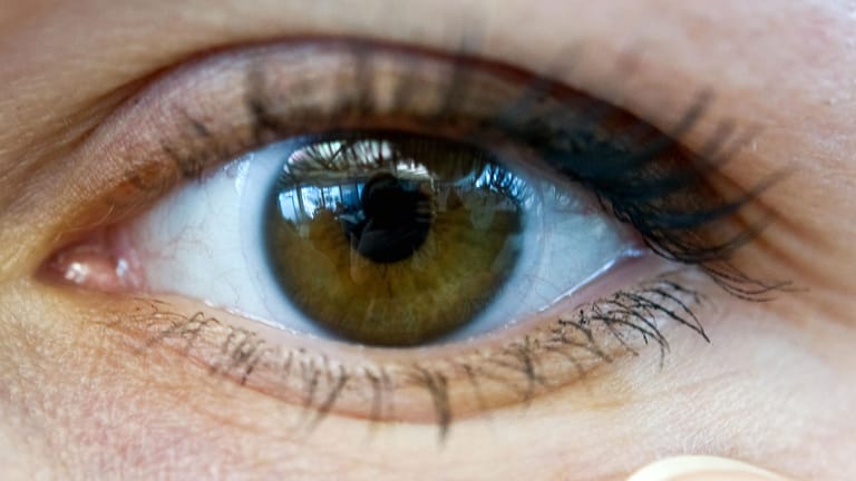 Nervöses Augenzucken muss nicht immer Zeichen für gesundheitliche Probleme sein.