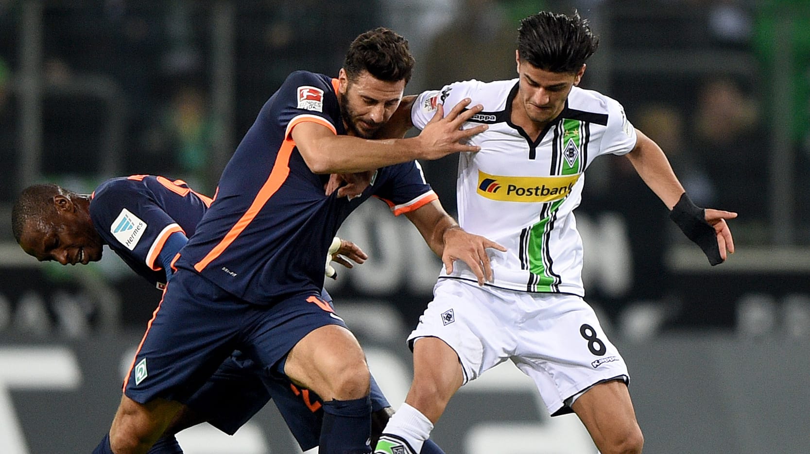Bremens Anthony Ujah (l-r), Bremens Claudio Pizarro (li.) und Mönchengladbachs Mahmoud Dahoud kämpfen um den Ball. Bremens Anthony Ujah (l-r), Bremens Claudio Pizarro (li.) und Mönchengladbachs Mahmoud Dahoud kämpfen um den Ball.