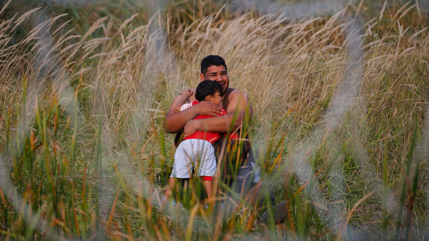 Ein Bild aus dem Sommer: Ein Vater und seine Tochter stranden an der serbisch-ungarischen Grenze.