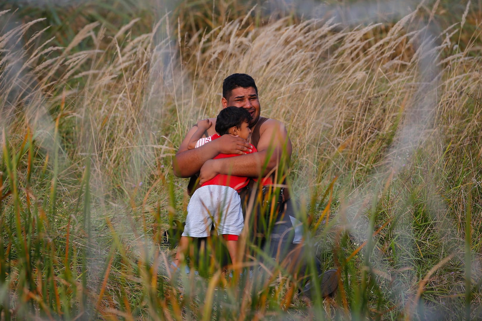 Ein Bild aus dem Sommer: Ein Vater und seine Tochter stranden an der serbisch-ungarischen Grenze.