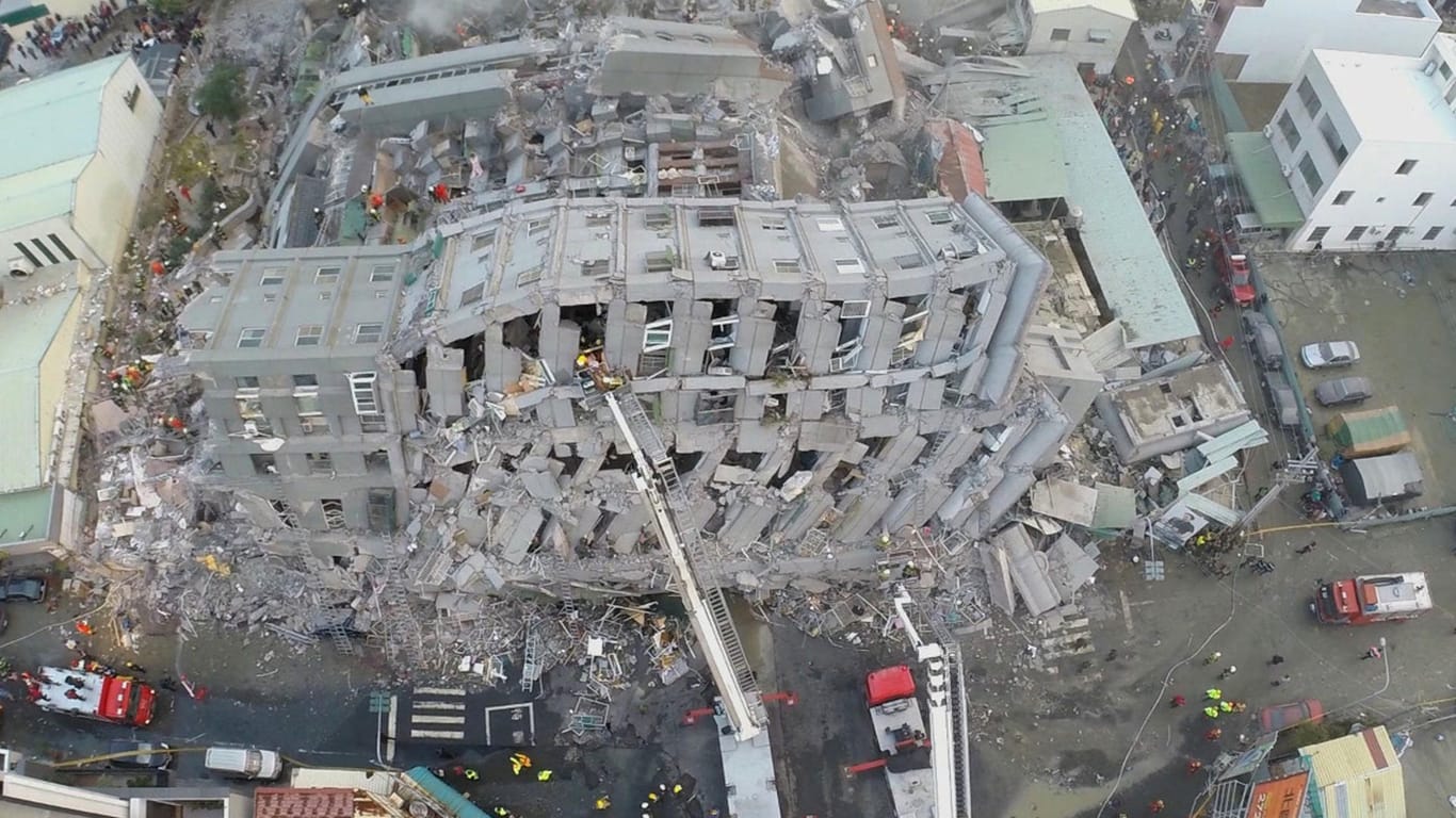 Von einer Drohne gemachte Luftaufnahmen zeigen Zerstörungen in der Stadt Tainan.