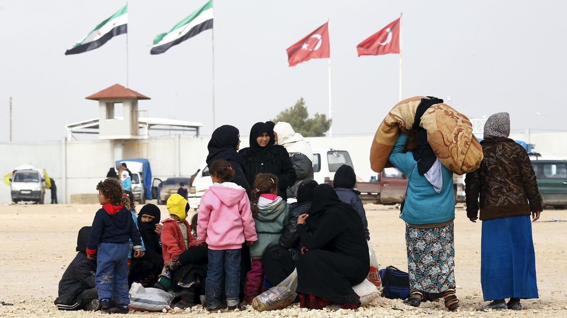Noch ist die Grenze zwischen der Türkei und Syrien für Zehntausende neue Flüchtlinge aus dem Bürgerkriegsland geschlossen. Noch ist die Grenze zwischen der Türkei und Syrien für Zehntausende neue Flüchtlinge aus dem Bürgerkriegsland geschlossen.
