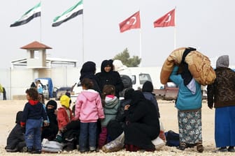 Noch ist die Grenze zwischen der Türkei und Syrien für Zehntausende neue Flüchtlinge aus dem Bürgerkriegsland geschlossen.