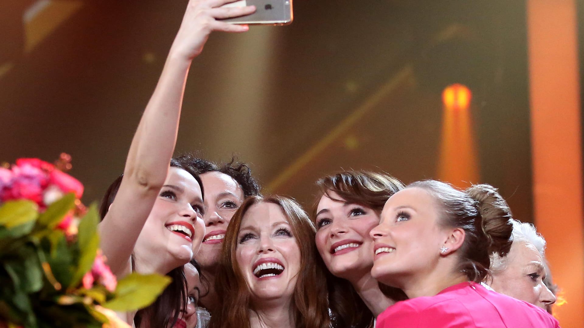 Julianne Moore posiert mit weiteren Preisträgern für ein Selfie.