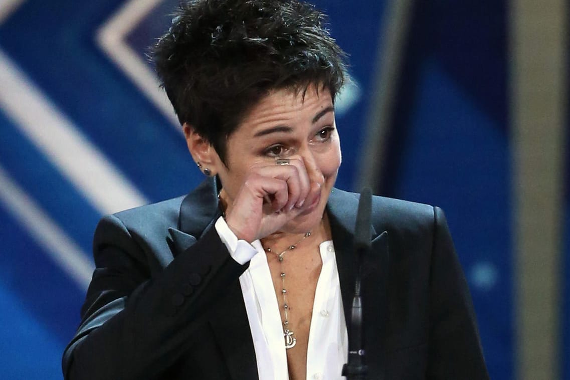 Dunja Hayali hält bei der Verleihung der "Goldenen Kamera" eine emotionale Rede.