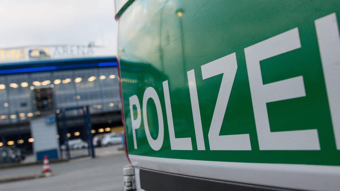 In Gelsenkirchen kam es nach dem Spiel gegen Wolfsburg zu Ausschreitungen. Hier ein Archivbild. In Gelsenkirchen kam es nach dem Spiel gegen Wolfsburg zu Ausschreitungen. Hier ein Archivbild.