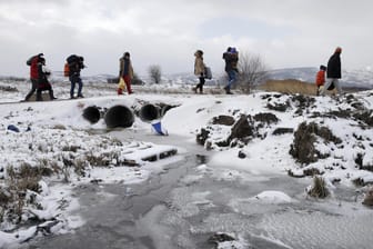 Flüchtlinge im verschneiten Serbien im Januar. (Symbolbild)