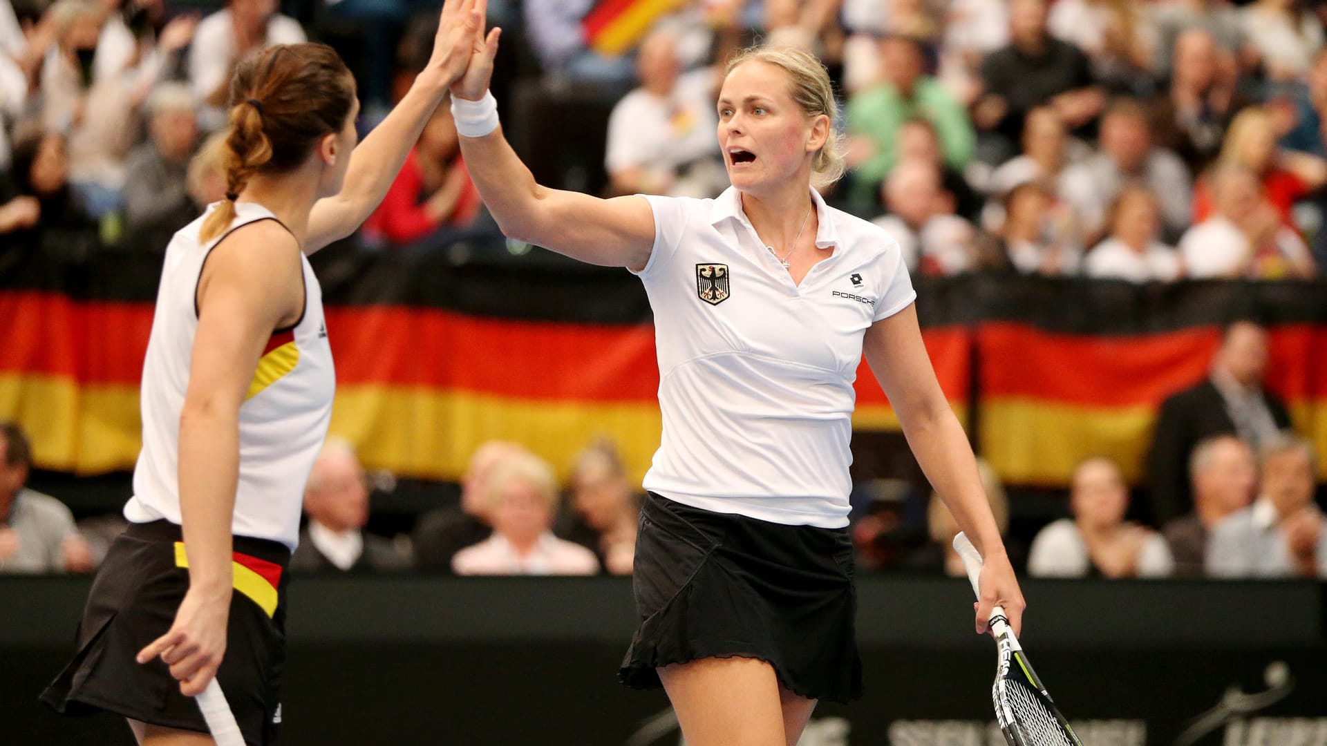 Am Ende hat auch alles Anfeuern nichts gebracht: Andrea Petkovic (l.) und Anna-Lena Grönfeld verlieren das entscheidende Doppel.