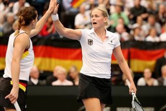 Am Ende hat auch alles Anfeuern nichts gebracht: Andrea Petkovic (l.) und Anna-Lena Grönfeld verlieren das entscheidende Doppel.