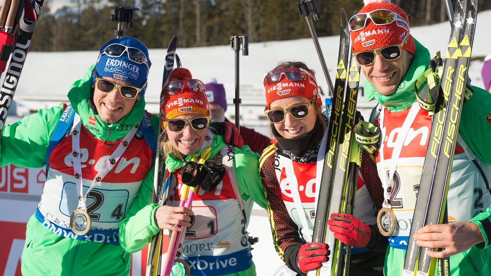 Simon Schempp, Franziska Hildebrand, Franziska Preuss und Arnd Peiffer (von links) jubeln über den Sieg in der Mixed-Staffel.