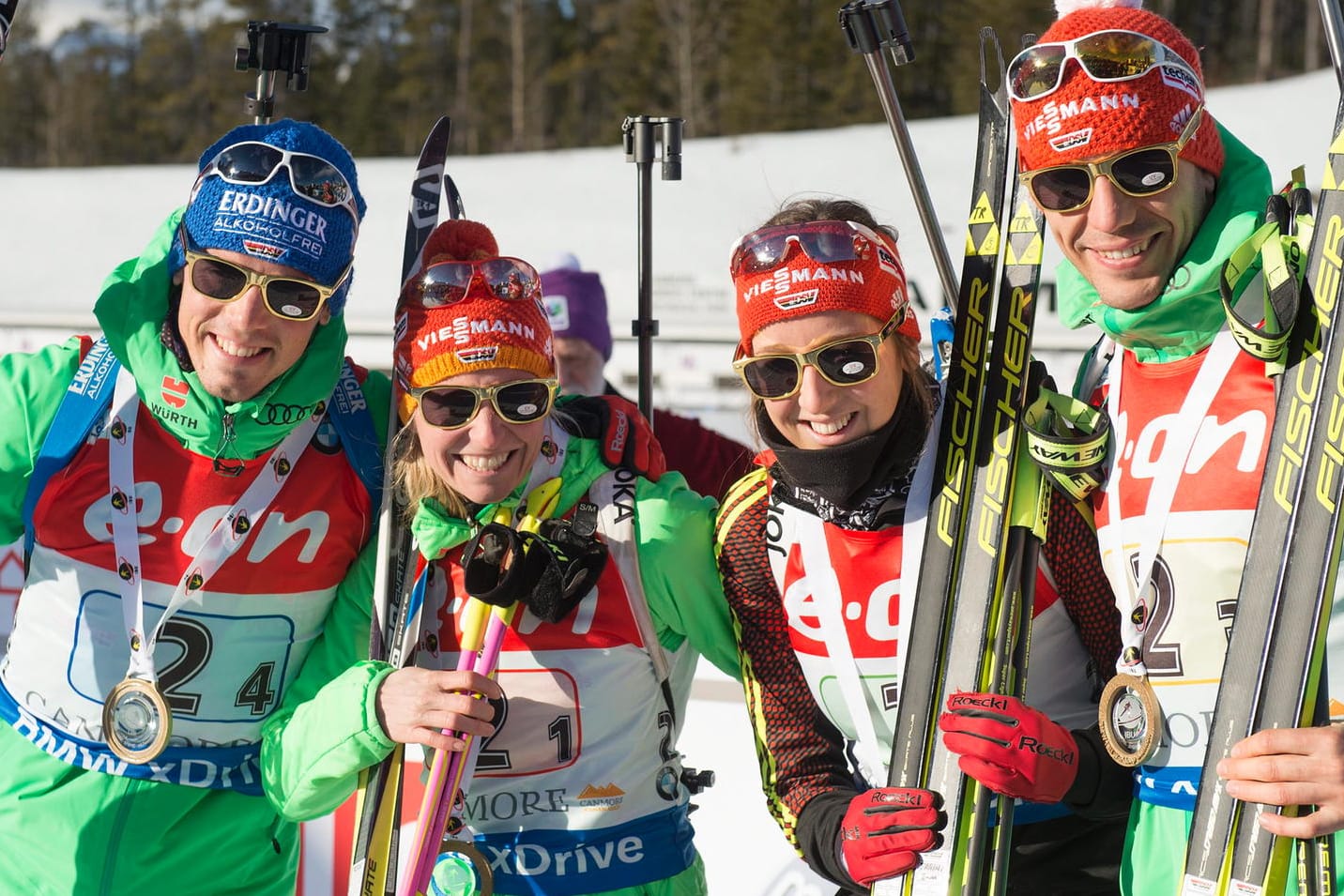 Simon Schempp, Franziska Hildebrand, Franziska Preuss und Arnd Peiffer (von links) jubeln über den Sieg in der Mixed-Staffel.