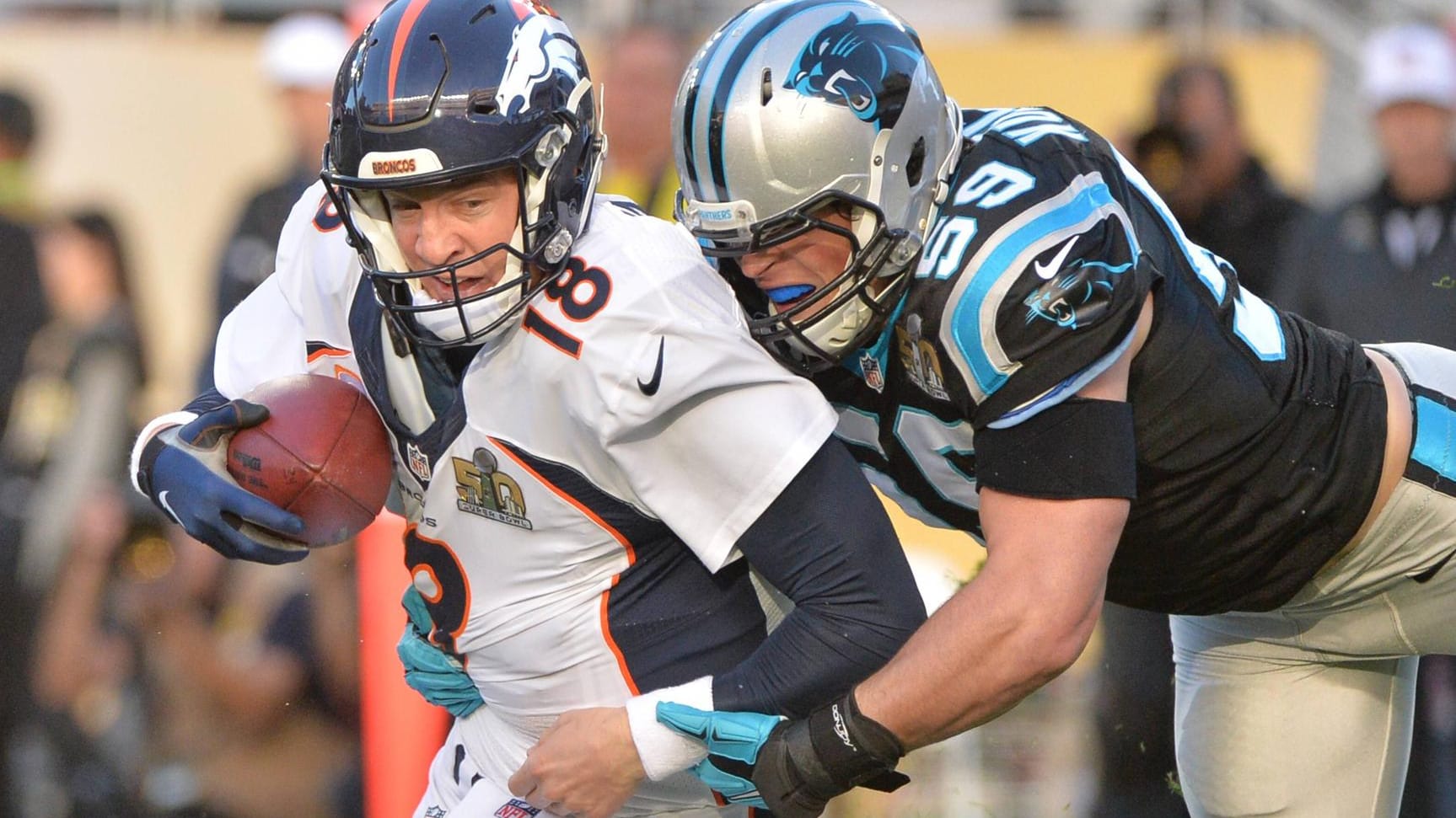 Denver-Superstar Peyton Manning (links), hier im Zweikampf mit Carolinas Luke Kuechly, konnte nur phasenweise überzeugen.