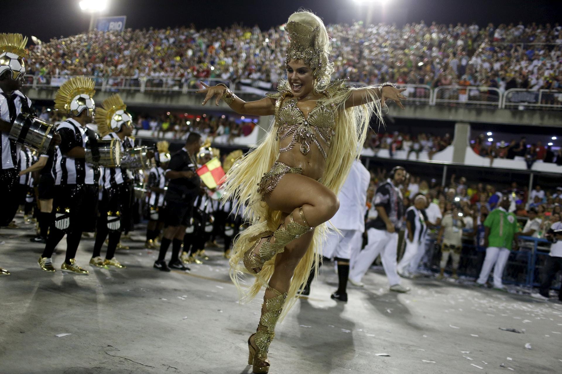 Die Tänzerin Paloma Bernardi der Schule Grande Rio trumpft auf. Von Sonntag auf Montag gab es die Paraden der ersten Hälfte Sambaschulen zu bestaunen, am Montagabend folgt der zweite Teil.