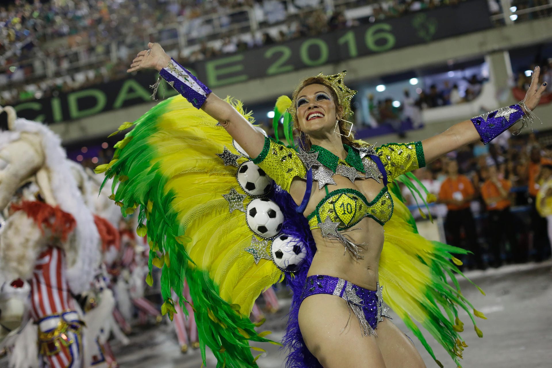 Auch einige der Tänzerinnen präsentieren sich mit Fußballmotiven.