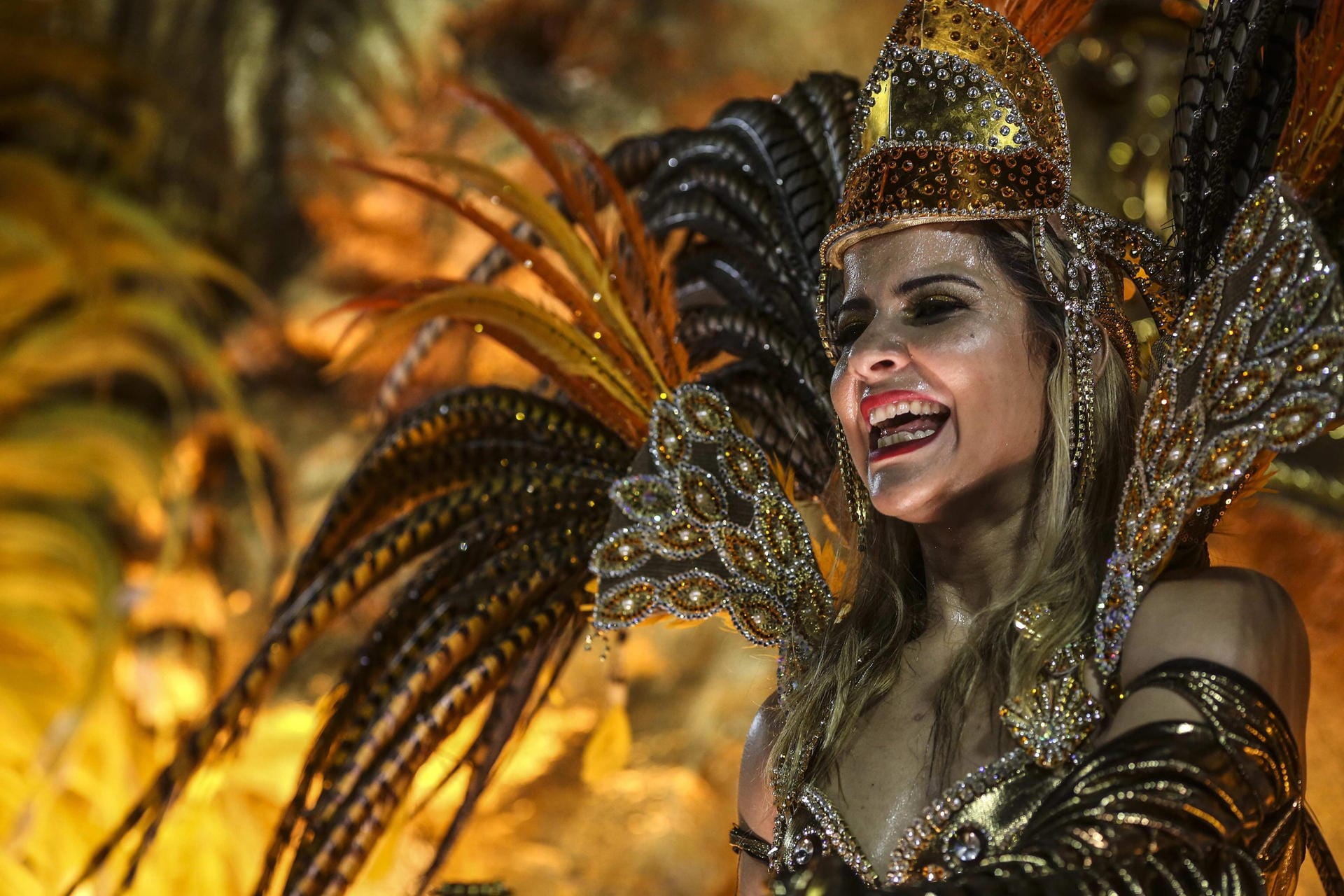 Die Tänzerinnen von Beija Flor setzen auf viel Gold in ihren Kostümen.