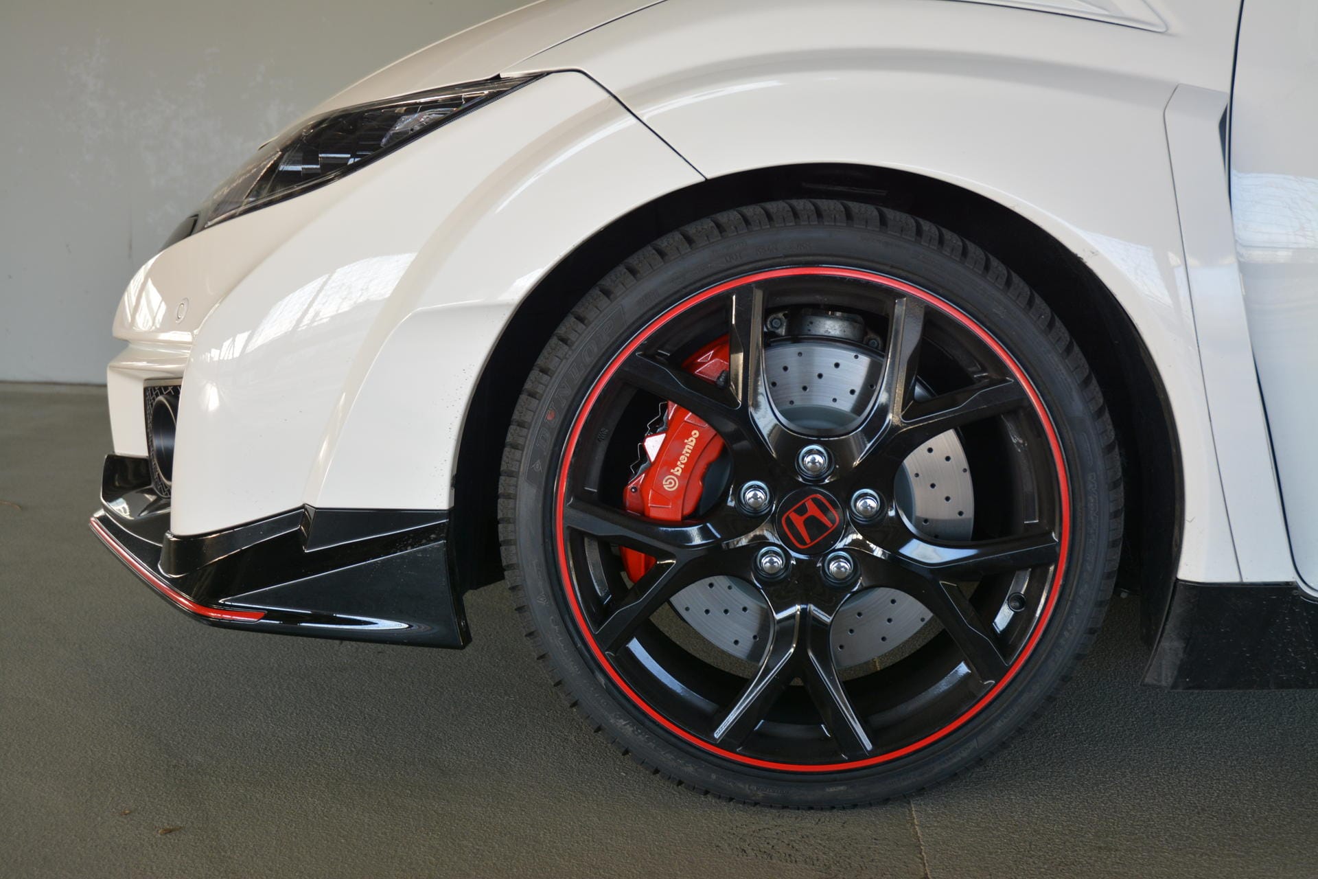 Der Honda Civic Type R GT steht auf 19-Zöllern mit gelochten 350er-Scheibenbremsen vorne.