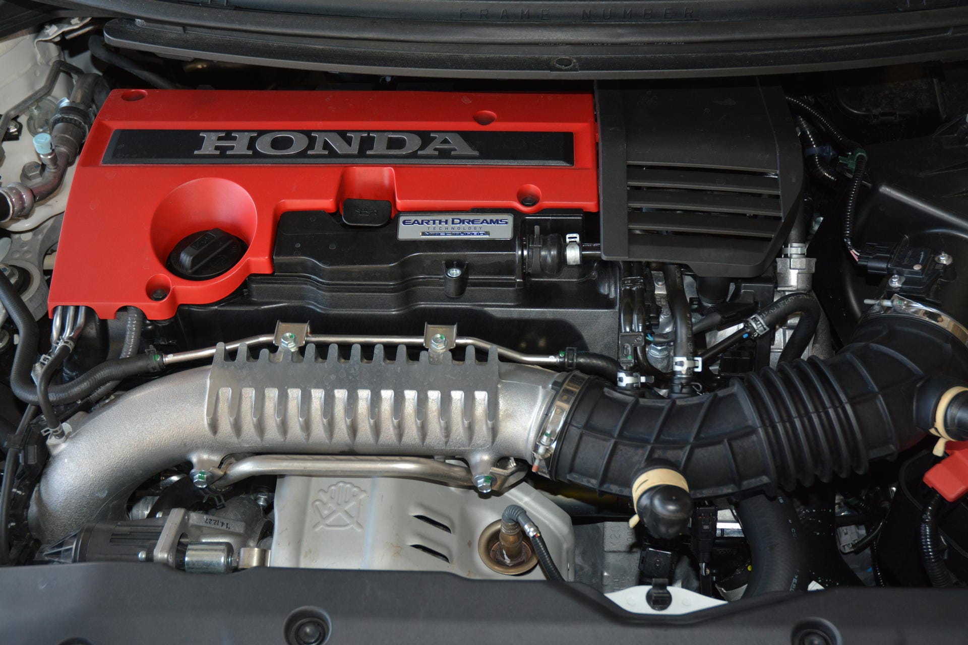 Auch unter der Haube wird dem Type R ein Farbtupfer gegönnt: Der 2,0-Liter.-Turbo mobilisiert 310 PS.