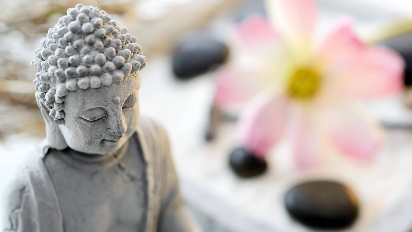 Buddha steht in Sanskrit für "Erwachter" und soll die Erleuchtung und den Begründer der Lehre darstellen.