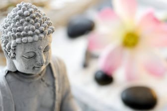 Buddha steht in Sanskrit für "Erwachter" und soll die Erleuchtung und den Begründer der Lehre darstellen.