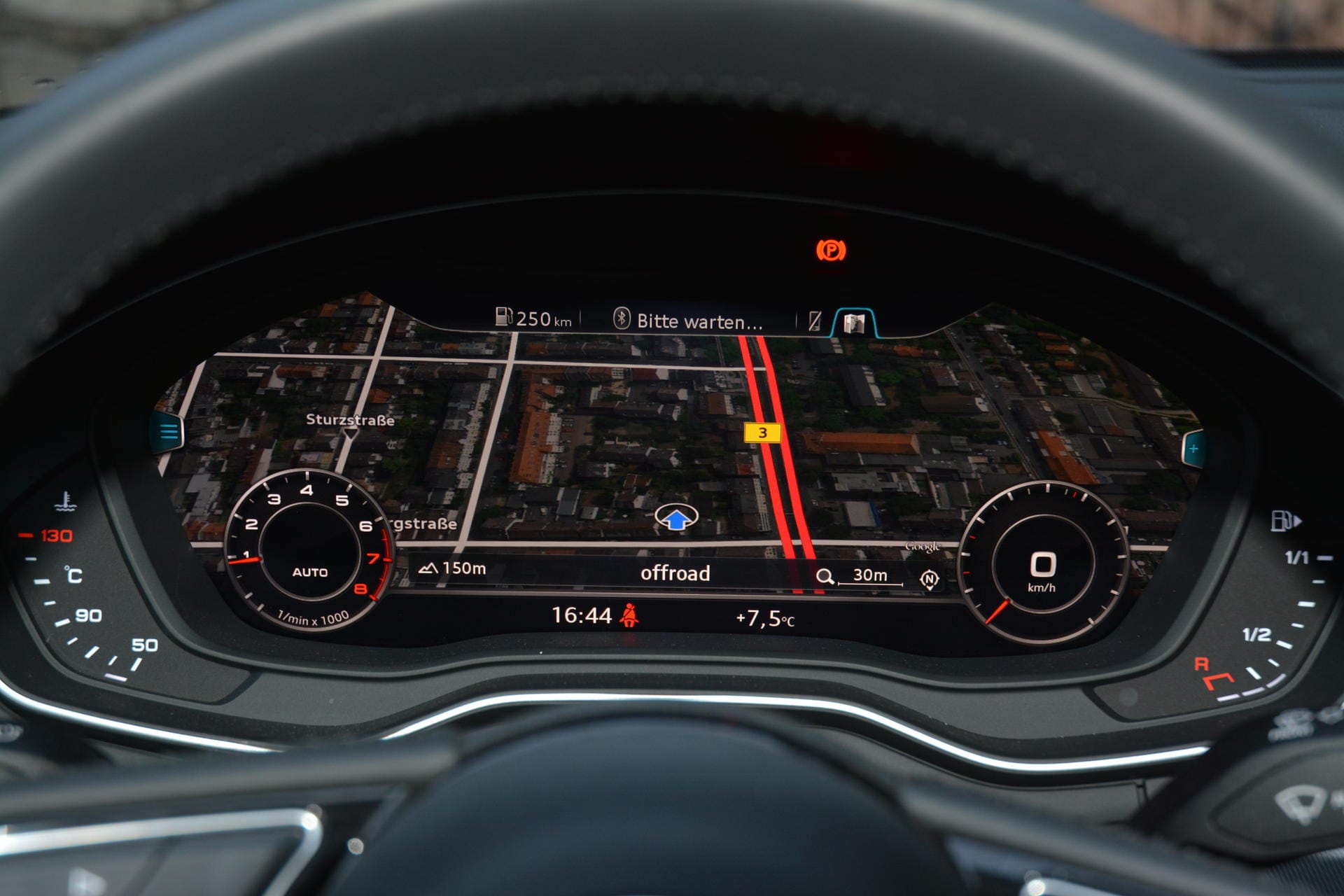 Audis virtuelles Cockpit ist sicher gewöhnungsbedürftig - vor allem, wenn man die 3D-Route über die volle Größe einblendet. Das lässt sich aber per Tastendruck auf eine Basis-Ansicht umstellen.