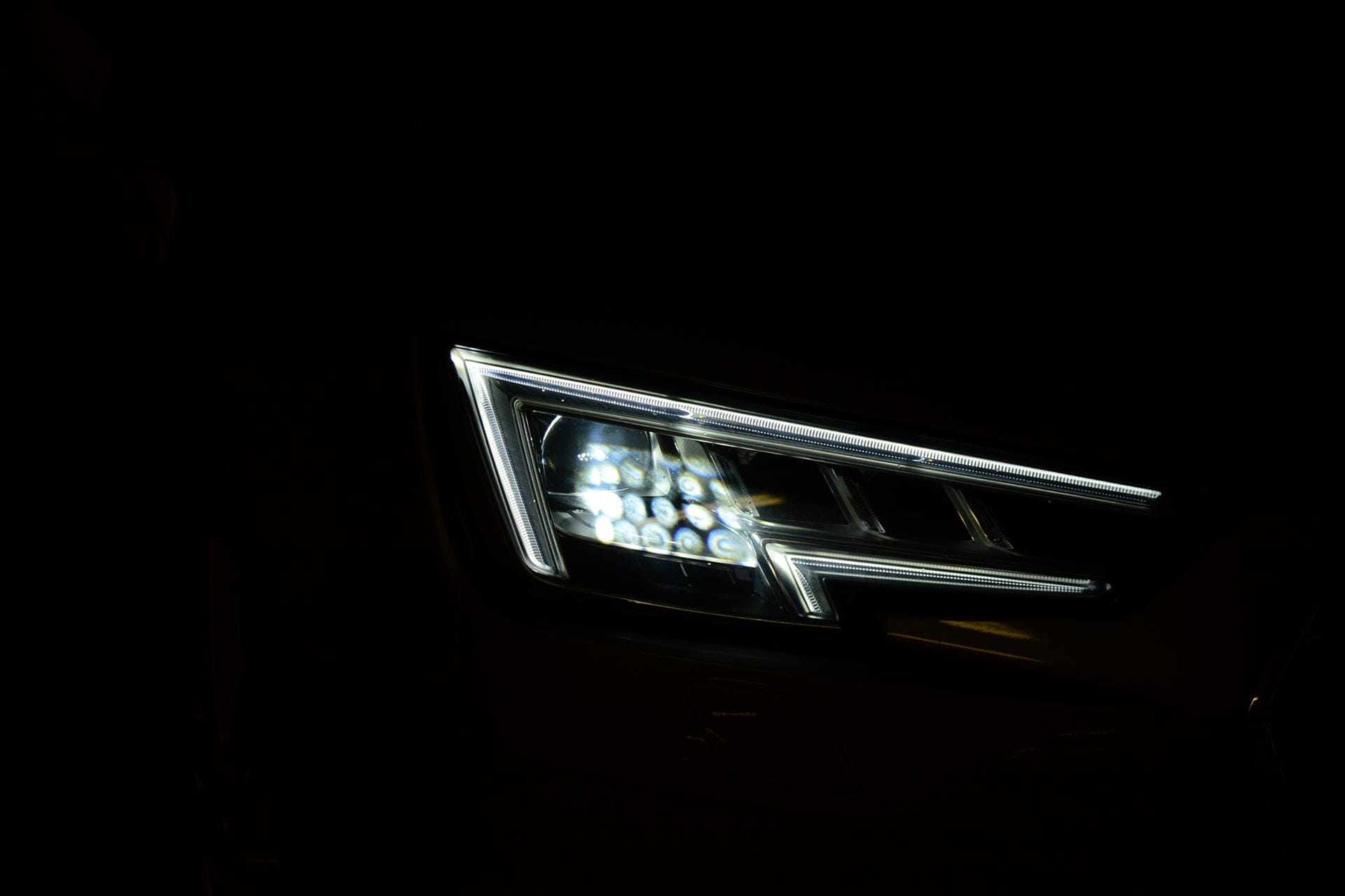 Unverwechselbar sind die Matrix-LED-Scheinwerfer, die in der Nacht die Straße sehr klar und hell ausleuchten.