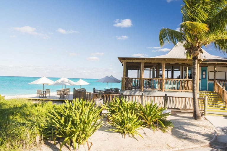 Club Med: Anfang Februar hat das "Resort Columbus Isle" auf den Bahamas mit seinen schönen Karibikstränden neu eröffnet; im Vorjahr war die Anlage auf der Insel San Salvador vom Hurricane Joaquin getroffen und unbewohnbar gemacht worden.