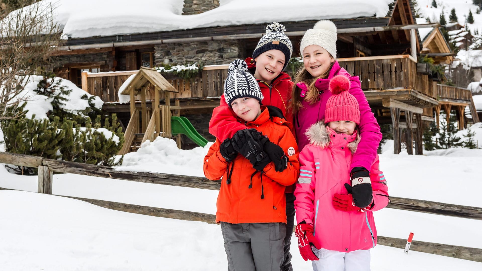 Die vier Kinder des belgischen Königspaares: Prinz Gabriel (hinten links), Prinz Emmanuel (vorne links), Prinzessin Elisabeth (hinten rechts) und Prinzessin Eleonore (vorne rechts).