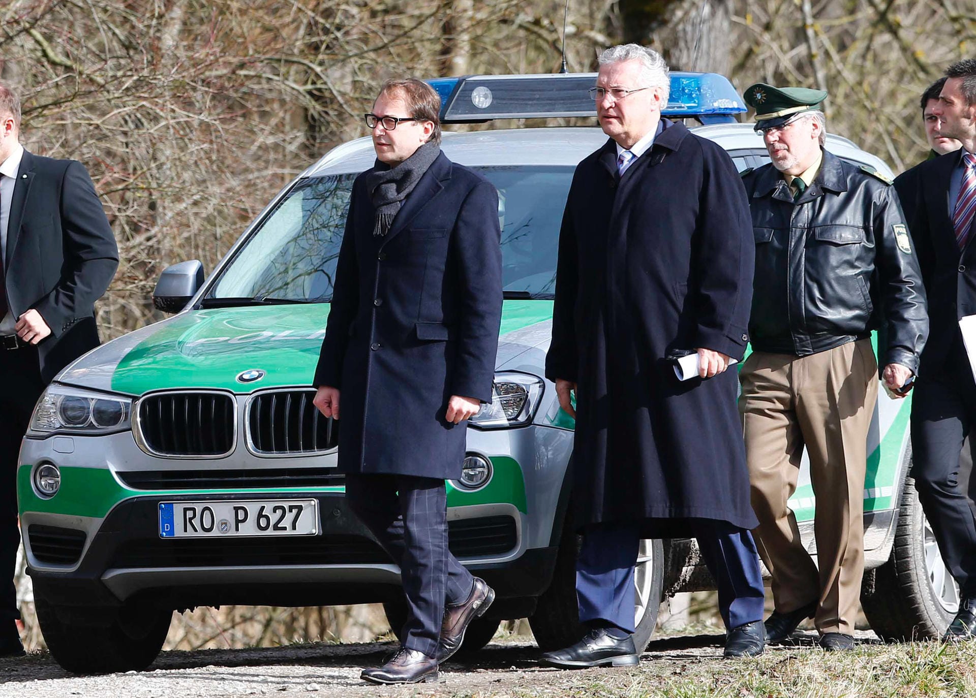 Verkehrsminister Alexander Dobrindt und der bayerische Innenminister Joachim Herrmann besuchten die Unglücksstelle. "Es hat sich ein erschreckendes Bild geboten", sagt Dobrindt.