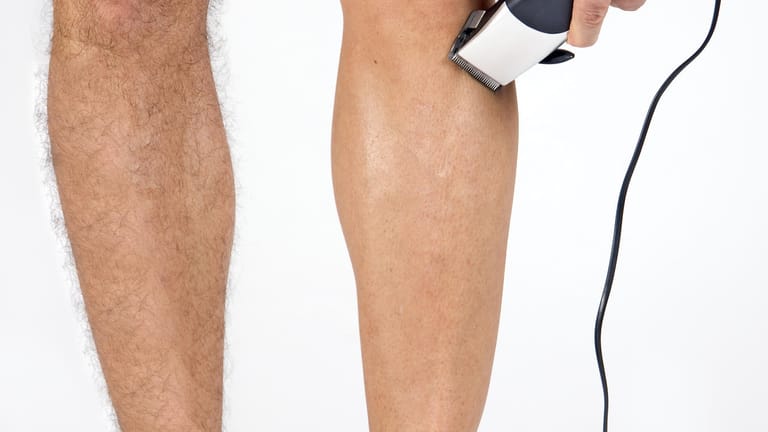 Ihre Beine sollten die Herren der Schöpfung aber besser nicht rasieren: Die meisten Frauen stören sich nicht an bewachsenen Waden. Im Gegenteil: Rasierte Männerbeine wirken zum Teil schnell androgyn.