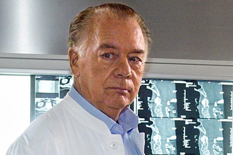 Klausjürgen Wussow als Prof. Klaus Brinkmann während der Dreharbeiten zur Jubiläumsfolge der "Schwarzwaldklinik" im Jahr 2005.