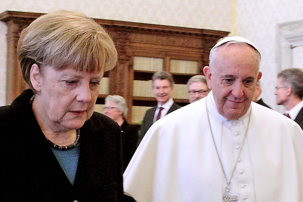 Hat Merkel den Papst angerufen?