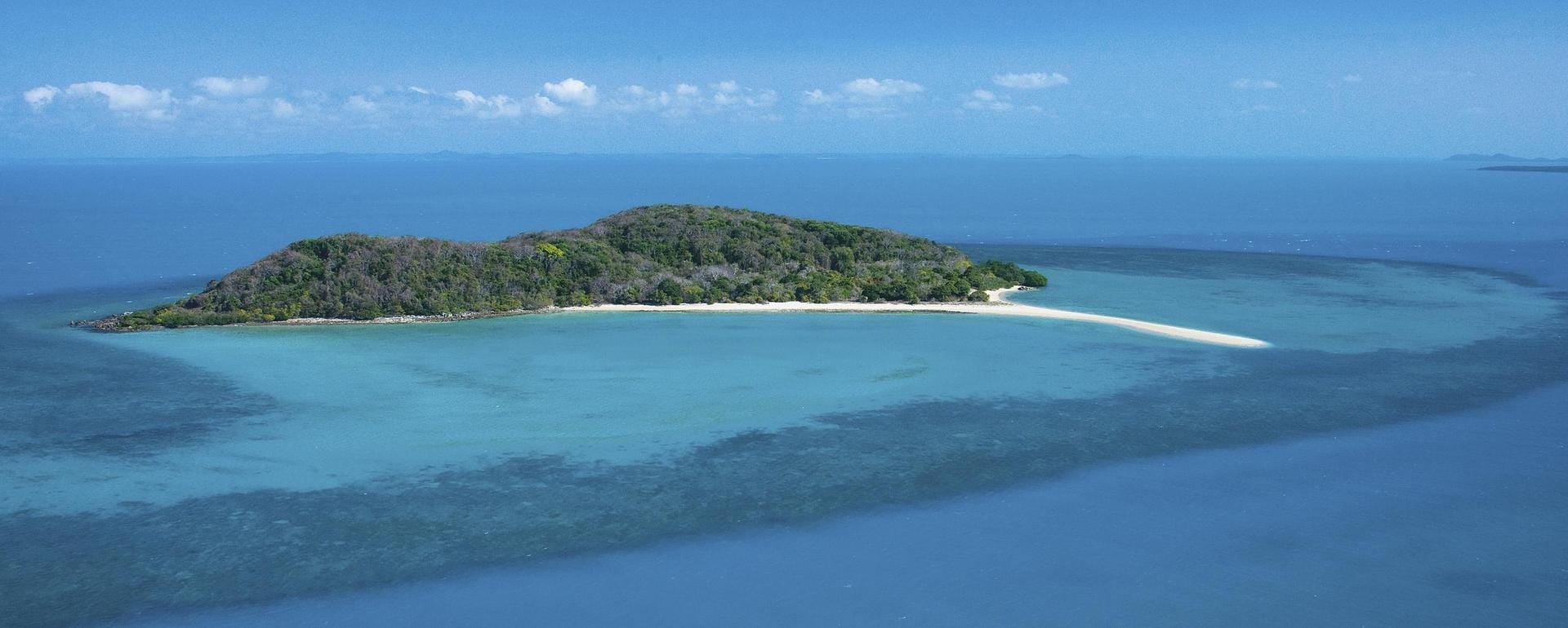 Kokosnuss-Insel - der Name zergeht auf der Zunge. Es gibt ihn gleich mehrmals. Zum Beispiel vor Hawaii und vor der Küste Thailands. Die abgelegenste der Kokosnuss-Inseln aber ist Coconut Island in der Torres Strait, einer Meerenge zwischen Australien und Papua-Neuguinea.