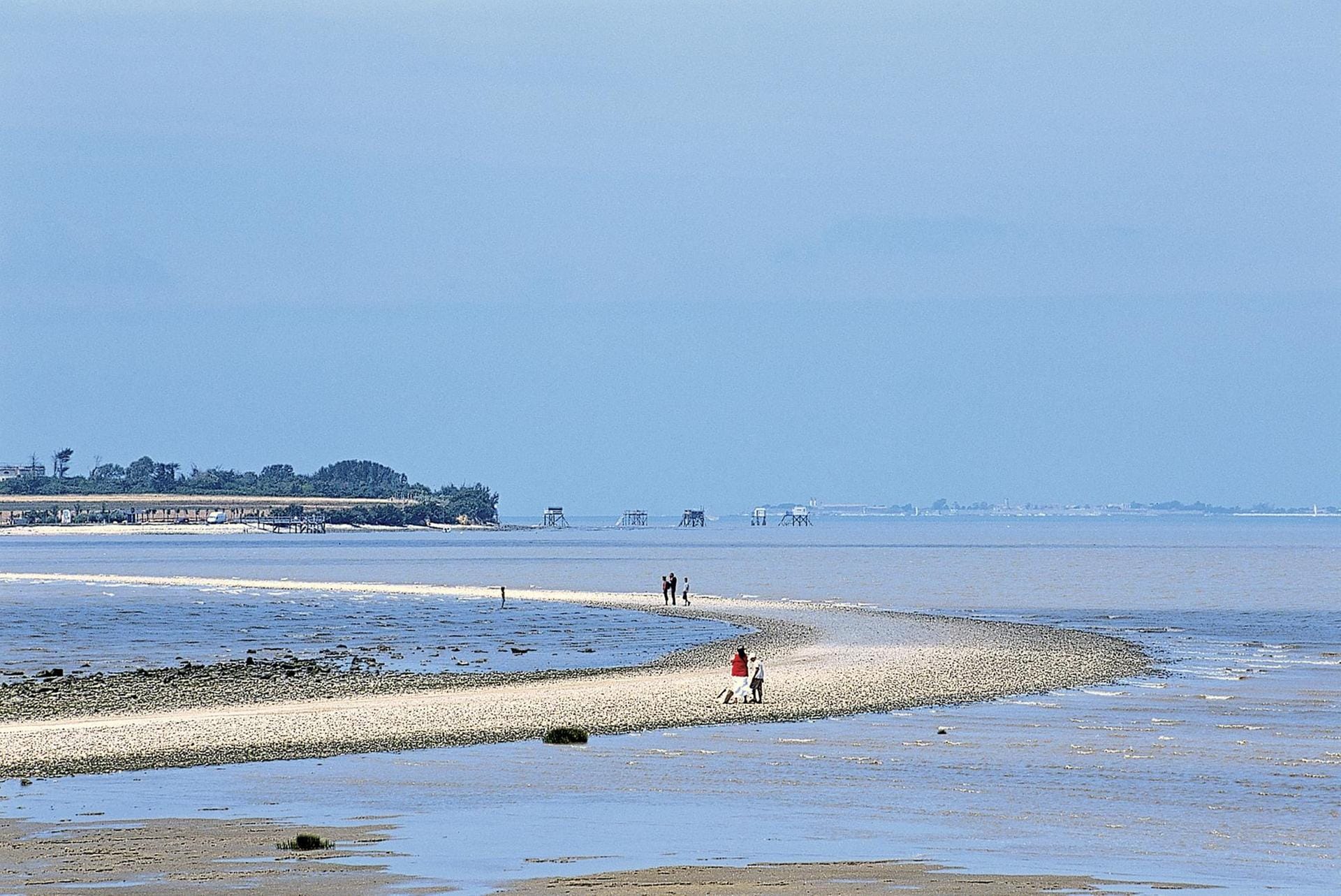 Ja, das gibt es wirklich: Eine Insel namens Madame. Als einen "Ort der Stille" preist das Fremdenverkehrsamt des französischen Départements Charente-Maritime das nur 0,78 Quadratkilometer große Eiland vor der Atlantikküste bei La Rochelle an.