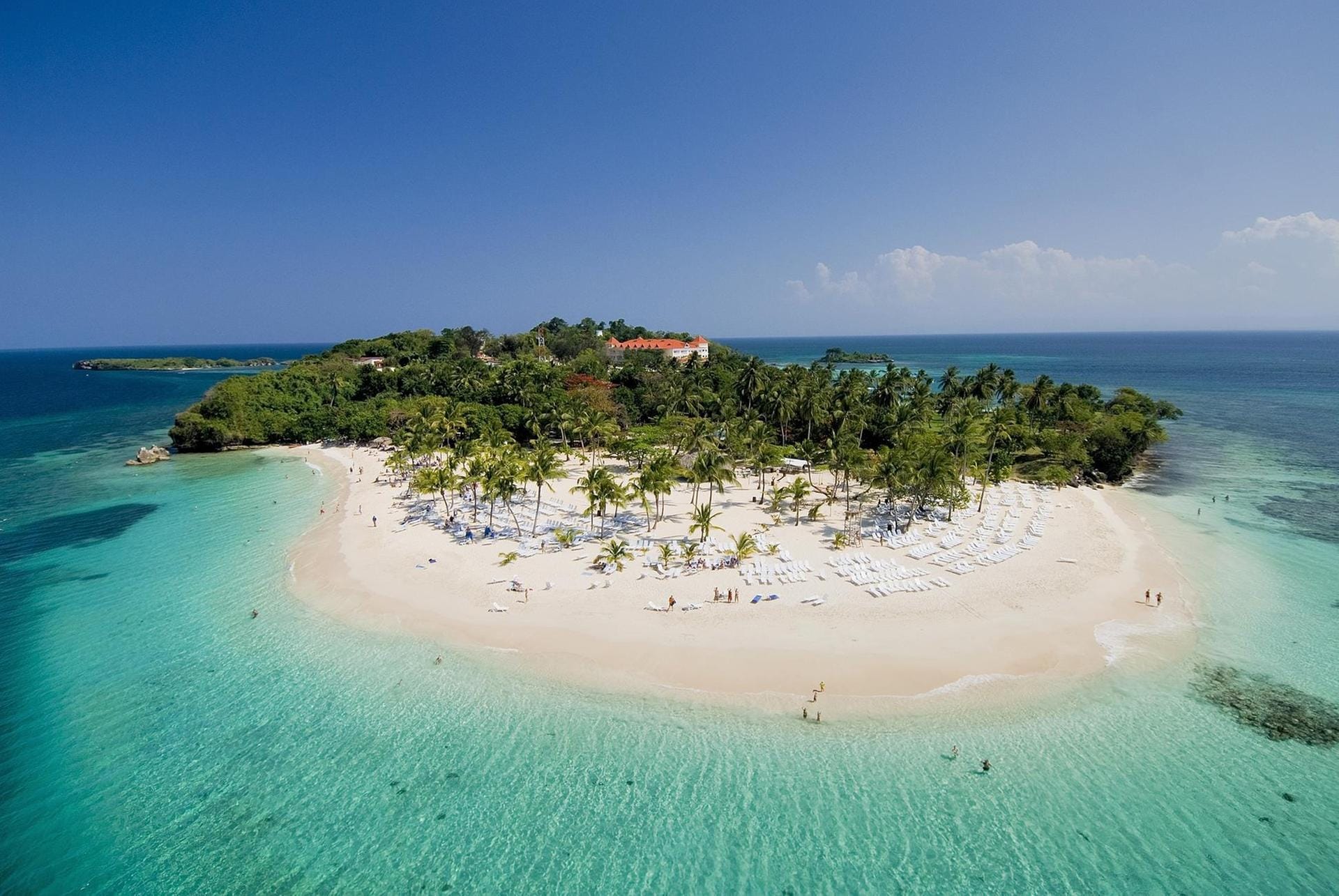 Cayo Levantado gehört zur Dominikanischen Republik, wird von Einheimischen jedoch Bacardi-Insel genannt.