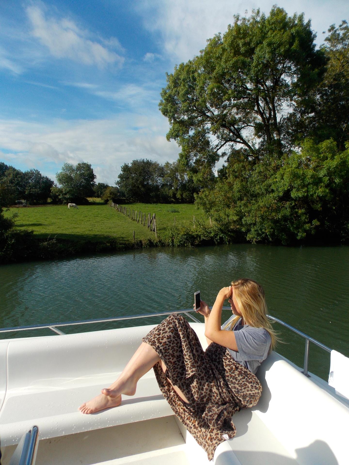 Die Gäste können sich an Bord entspannen und die Natur genießen.