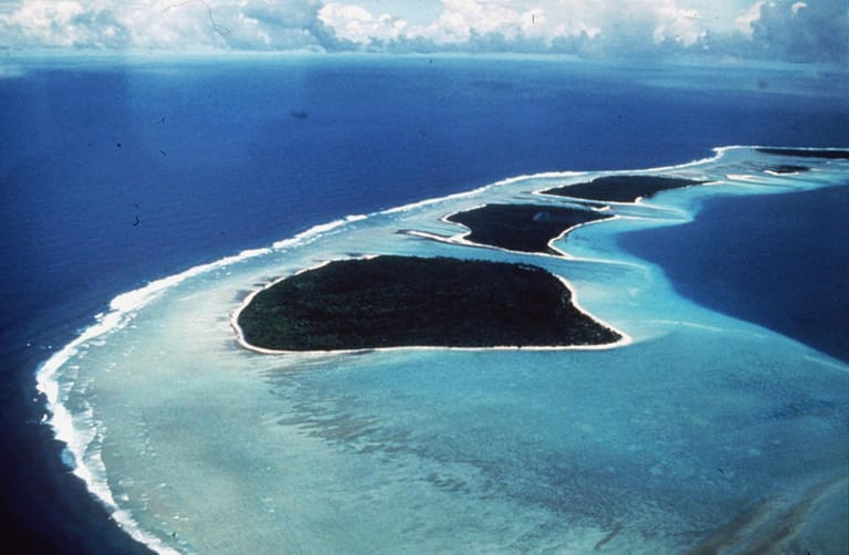 Bikini-Atoll... Das klingt nach palmenreicher Insel im Pazifischen Ozean, Puderzuckerstrand und türkisblauem Wasser. Stimmt.