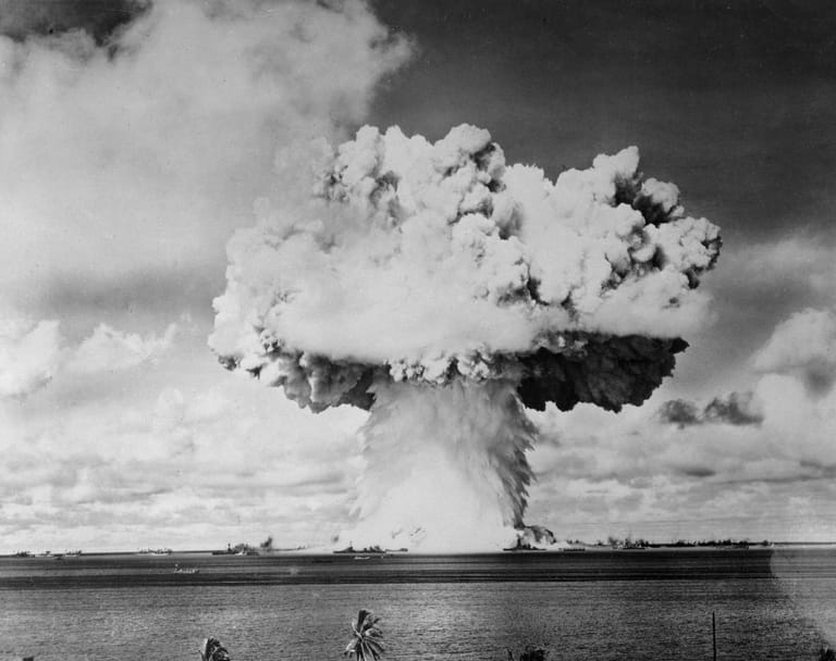 Also rein in den Badeanzug und ab ins Wasser? Lieber nicht! Das Bikini-Atoll ist gleich wegen zwei gefährlicher Faktoren bekannt. Zum Einen war das Atoll Schauplatz gesundheitsschädlicher Kernwaffentests der USA zwischen 1946 und 1958. Erst 1997 kamen die ersten Siedler zurück, als die Insel für "sicher" erklärt wurde.