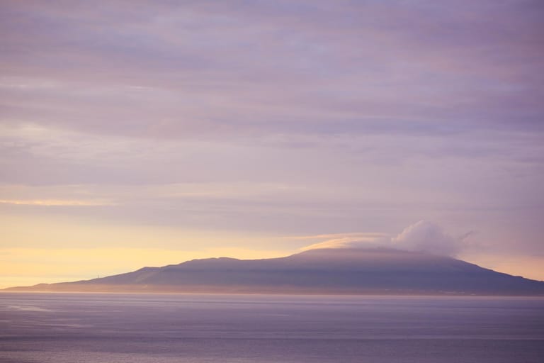 Die nächste gefährliche Insel heißt Miyake-jima und liegt im Pazifischen Ozean südlich von Japan. Auf der elf Kilometer langen Vulkaninsel leben rund 2300 Einwohner.