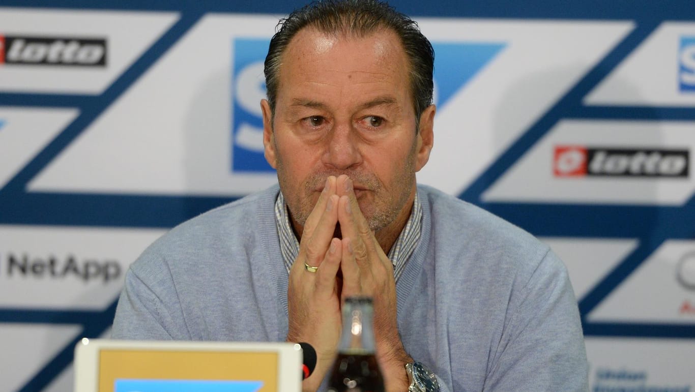 Sein Nachfolger als Trainer der TSG Hoffenheim wird gesucht: Huub Stevens.
