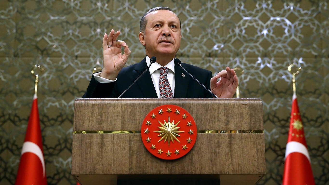 Der türkische Präsident Recep Tayyip Erdogan beschuldigt die USA, mit ihrer Kurden-Politik ein "Blutbad" in Syrien anzurichten.
