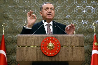 Der türkische Präsident Recep Tayyip Erdogan beschuldigt die USA, mit ihrer Kurden-Politik ein "Blutbad" in Syrien anzurichten.